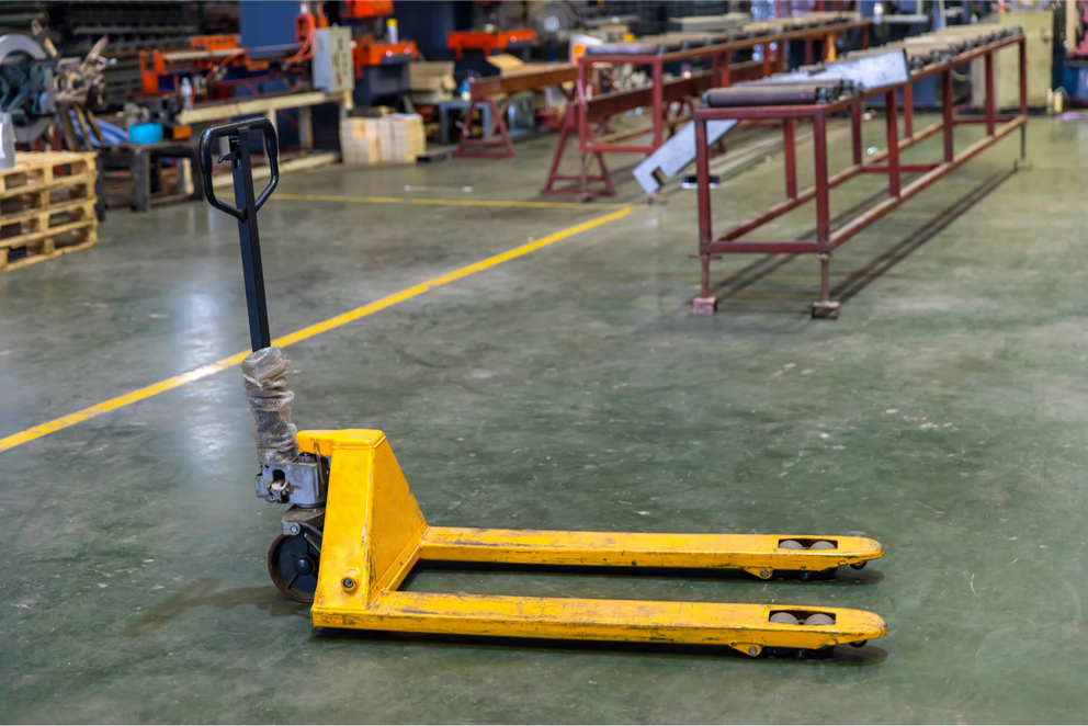 Heavy-duty low profile pallet truck