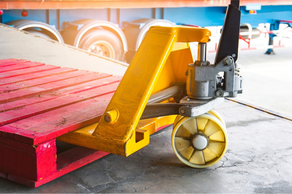 Extra long heavy duty pallet jack for oversized loads