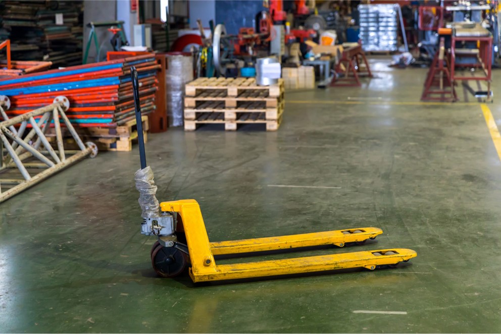 High capacity pallet jack for heavy material handling